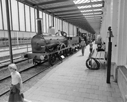 855786 Afbeelding van enkele antieke treinstellen in het Nederlands Spoorwegmuseum (Maliebaanstation) te Utrecht.
